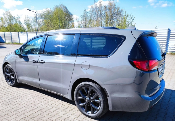 Chrysler Pacifica cena 137900 przebieg: 100000, rok produkcji 2020 z Koszalin małe 667